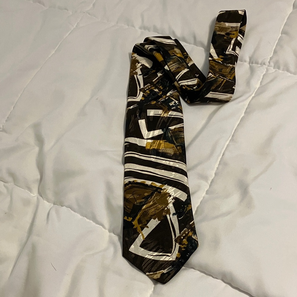 Modern Art-Inspired Tie in Black and Gold